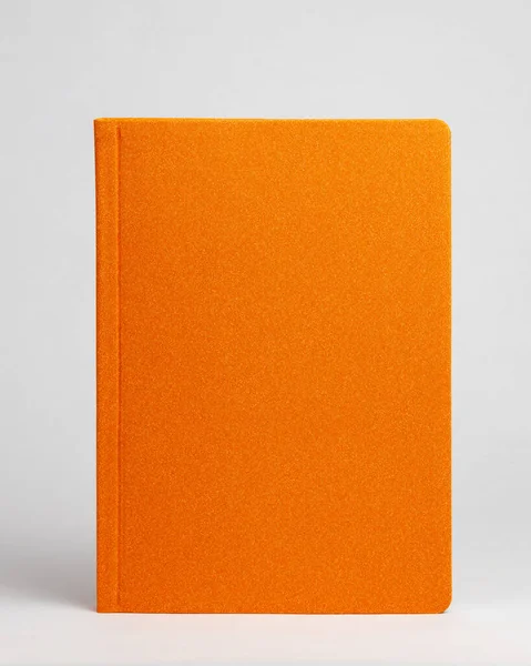 Orangefarbenes Tagebuch Stehen Auf Tisch Auf Weißem Hintergrund Frontside Hochwertiges — Stockfoto