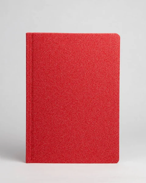 Rotes Tagebuch Stehen Auf Tisch Auf Weißem Hintergrund Frontside Hochwertiges — Stockfoto