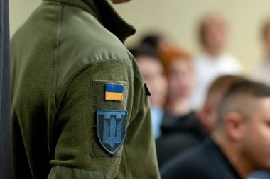 Ukrayna silahlı kuvvetleri üniforması. Askeri üniformada Ukrayna bayrağı ve mızrak yaması. Metnin için yer