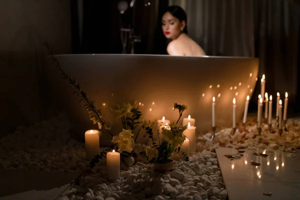 Romantikus Dekoráció Virágok Égő Gyertyák Fürdőkád Közelében Fehér Rózsákkal Egy — Stock Fotó