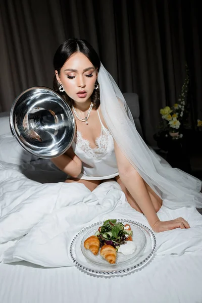 Beautiful Young Brunette Bride Enjoying Breakfast Bed Croissants Vegetables High — Stock Photo, Image