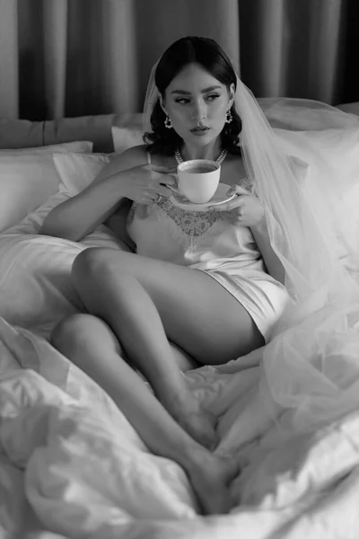 Piękna Młoda Europejka Łóżku Pijąca Poranną Kawę Szczęśliwego Poranka Czarno — Zdjęcie stockowe