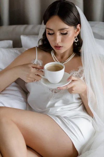 ベッドで美しい若いヨーロッパの女の子の朝のコーヒーを飲む ハッピーモーニング花嫁 高品質の写真 — ストック写真