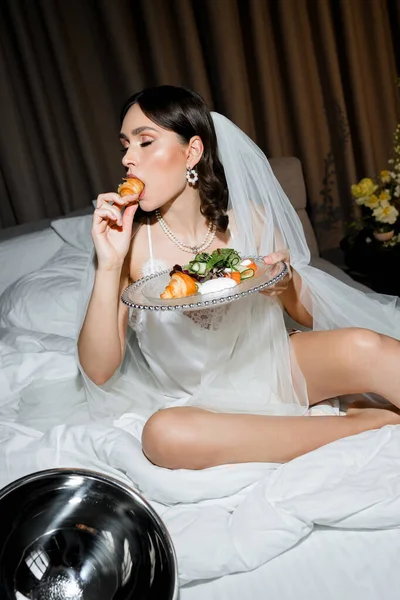 Bella Giovane Sposa Bruna Che Gode Colazione Letto Con Croissant — Foto Stock