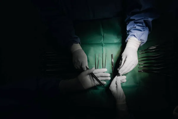 手术室里的低角度射击 在手术过程中 助手向外科医生分发工具 高质量的照片 — 图库照片