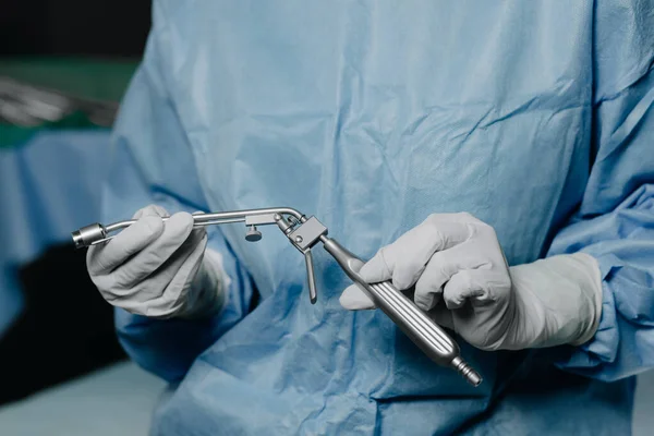 Egy Latex Kesztyűs Kék Egyenruhás Sebész Egy Speciális Proktológiai Eszközt — Stock Fotó