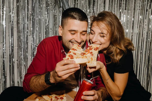 커플의 모습이지 그들은 피자를 은비를 배경으로 시간을 보냅니다 고품질 — 스톡 사진
