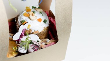 Özelleştirilmiş metin ve diğer tasarım elementleri için geniş bir alana sahip bir kutu içinde yumurta ve dekor çeşitliliğine sahip neşeli bir paskalya kompozisyonu.