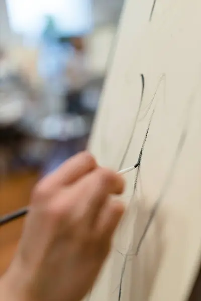 Close Uma Mão Artistas Habilmente Desenhar Linhas Uma Tela Incorporando — Fotografia de Stock