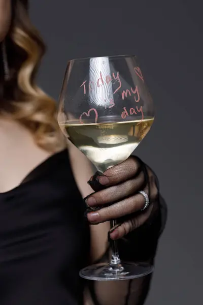 Eine Person Schicken Schwarzen Outfit Hält Ein Glas Weißwein Der Stockbild