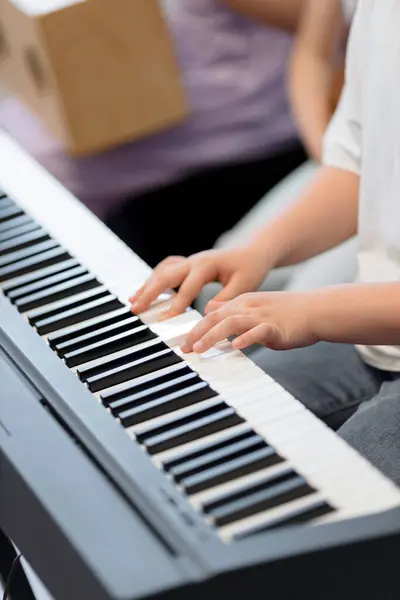 Крупним Планом Зображення Захоплює Ніжні Руки Дитини Грає Піаніно Викликає Ліцензійні Стокові Зображення