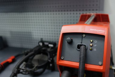 Son teknoloji kaynak simülatörü bir çalışma bankında gösterilir, arayüzü vurgular ve kontrol eder.