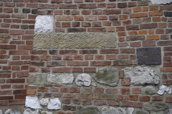 크기와 천연석을 벽돌로 모퉁이 — 스톡 사진
