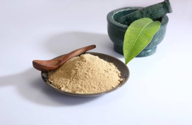 Beyaz yüzeyde bir tabakta Aamchoor Tozu