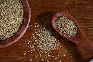 Ahşap bir kasede Ajwain 