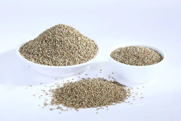 Ahşap bir kasede Ajwain 