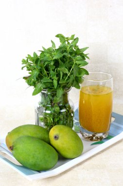 Aam panha ve nane yapraklı üç yeşil mango.