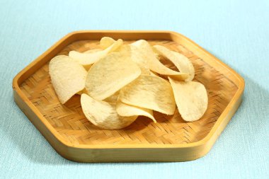 Tahta tabakta patates cipsi.