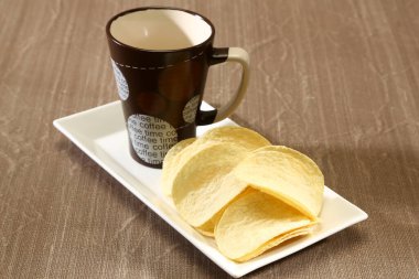 Kahverengi fincanlı patates cipsi.