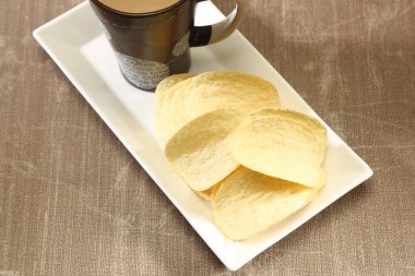 Patates cipsleri kahve fincanıyla tepside.