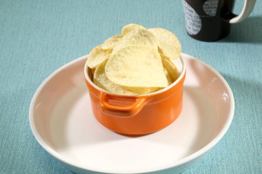 Patates cipsi tepside portakal kasesinde.