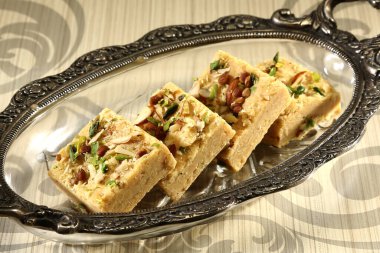 Patisa Sweet baskılı yüzeyde bir kasede