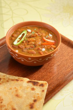 Rajma ya da Paratha 'lı Red böbrek fasulyesi, Hint yemeği.