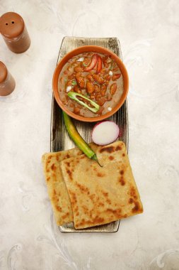 Rajma ya da Paratha 'lı Red böbrek fasulyesi, Hint yemeği.