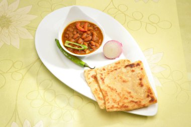 Rajma ya da Paratha 'lı Red böbrek fasulyesi, Hint yemeği.