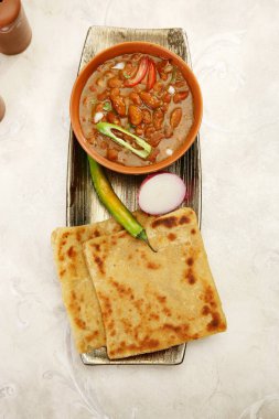 Rajma ya da Paratha 'lı Red böbrek fasulyesi, Hint yemeği.
