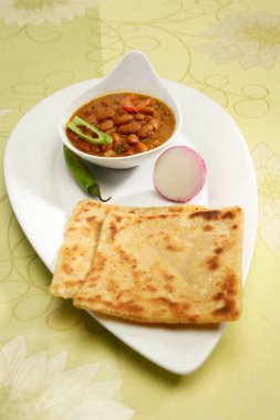 Rajma ya da Paratha 'lı Red böbrek fasulyesi, Hint yemeği.