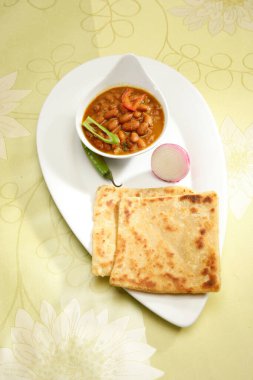 Rajma ya da Paratha 'lı Red böbrek fasulyesi, Hint yemeği.