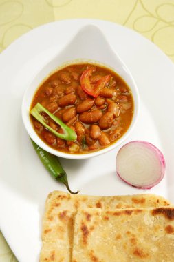 Rajma ya da Paratha 'lı Red böbrek fasulyesi, Hint yemeği.