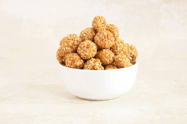 Til ladoo ya da Susam Laddu ya da Rewri topları