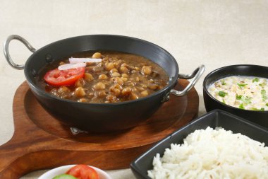 Chole Chawal veya Chole Masala Rice ile Boondi Raita, Hint yemeği.