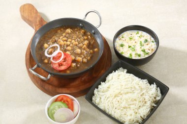 Chole Chawal veya Chole Masala Rice ile Boondi Raita, Hint yemeği.