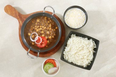 Chole Chawal veya Chole Masala Rice ile Boondi Raita, Hint yemeği.