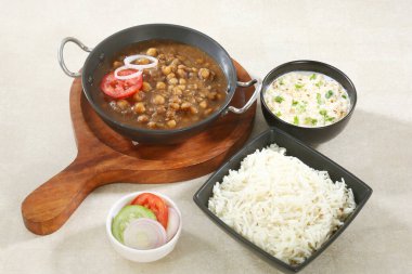 Chole Chawal veya Chole Masala Rice ile Boondi Raita, Hint yemeği.