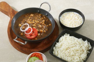 Chole Chawal veya Chole Masala Rice ile Boondi Raita, Hint yemeği.