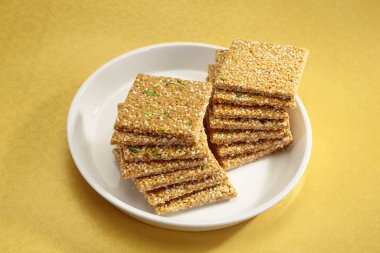 Gajak, susam tohumları ve jaggery ile yapıldı.