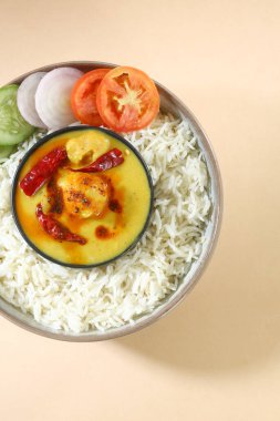 Kadhi chawal ya da karhi chawal, Hint yemeği.