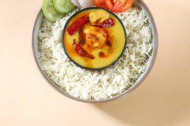 Kadhi chawal ya da karhi chawal, Hint yemeği.