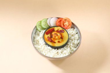 Kadhi chawal ya da karhi chawal, Hint yemeği.