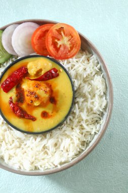 Kadhi chawal ya da karhi chawal, Hint yemeği.