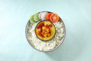 Kadhi chawal ya da karhi chawal, Hint yemeği.