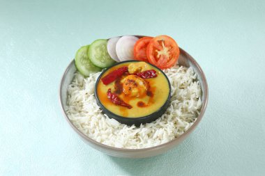 Kadhi chawal ya da karhi chawal, Hint yemeği.