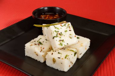Gujarati Khaman Beyaz Dhokla veya Buharda Pişmiş un Atıştırması - Hint Yemeği