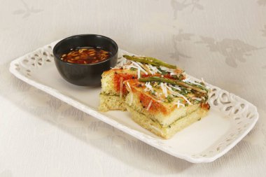 Zirvesinde susam tohumları ve yeşil biberli Hint yemeği var.