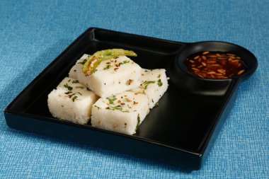 Gujarati Khaman Beyaz Dhokla veya Buharda Pişmiş un Atıştırması - Hint Yemeği