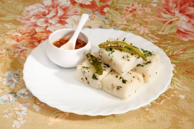 Gujarati Khaman Beyaz Dhokla veya Buharda Pişmiş un Atıştırması - Hint Yemeği